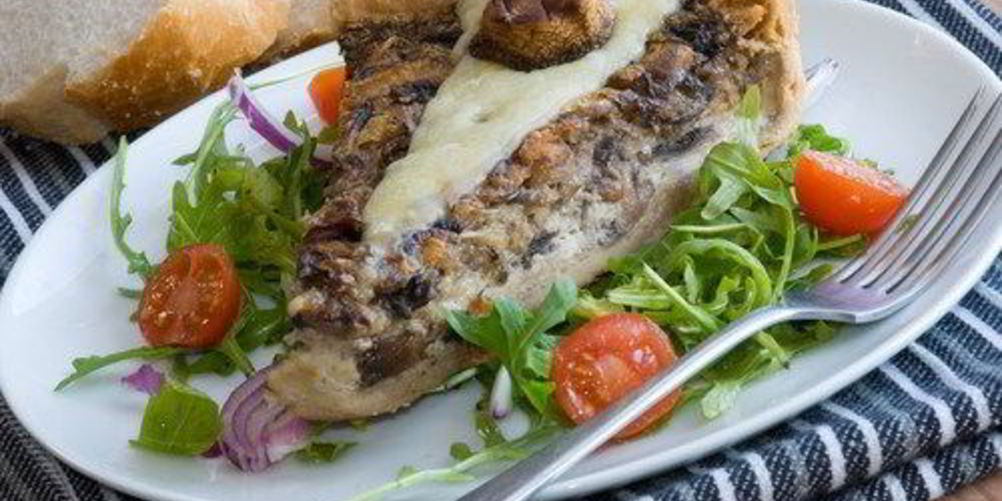 Рецепт грибной тарт с травами и грюйером