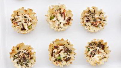 Корзиночки из слоеного теста с беконом Тарт фламбе