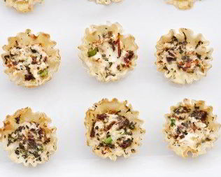 Корзиночки из слоеного теста с беконом Тарт фламбе