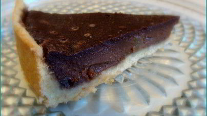 Шоколадный тарт с грушами и карамелью