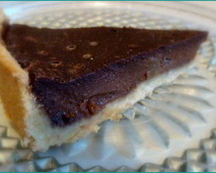 Шоколадный тарт с грушами и карамелью