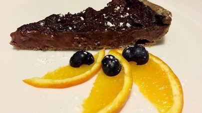 Шоколадный тарт с клубникой на песочном тесте из гречневой муки