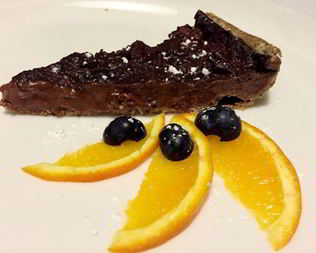 Шоколадный тарт с клубникой на песочном тесте из гречневой муки