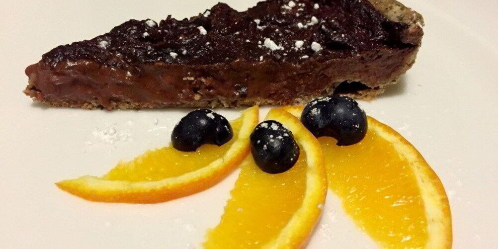 Рецепт шоколадный тарт с клубникой на песочном тесте из гречневой муки