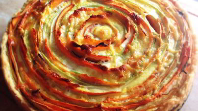 Слоеный тарт с морковью и цукини под сливочным соусом