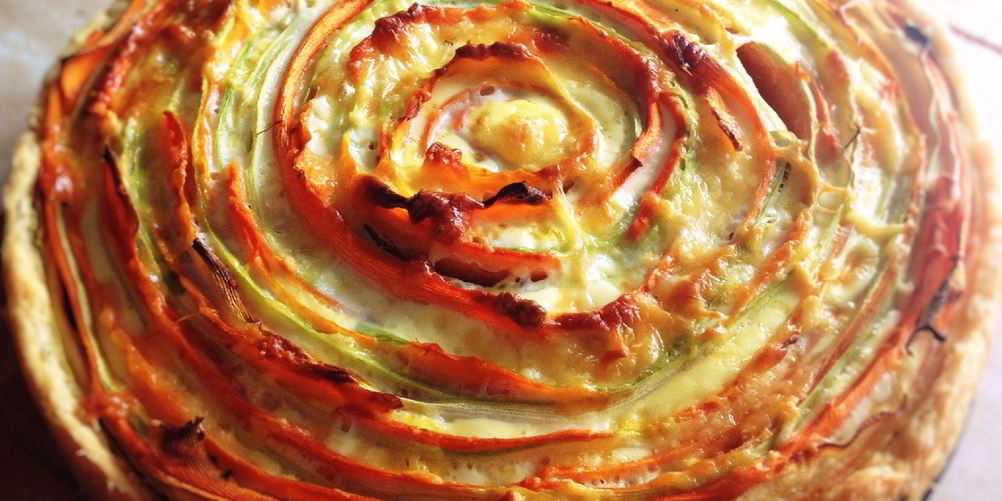 Рецепт слоеный тарт с морковью и цукини под сливочным соусом