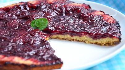 Тарт с карамелизированной клубникой