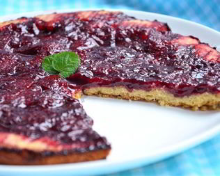 Тарт с карамелизированной клубникой