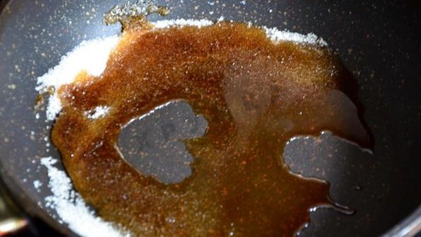 тарт с карамелизированной клубникой