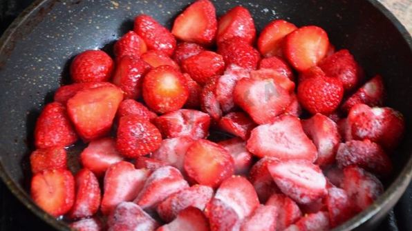 тарт с карамелизированной клубникой