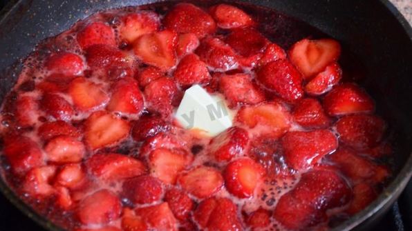 тарт с карамелизированной клубникой