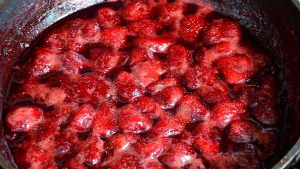 тарт с карамелизированной клубникой