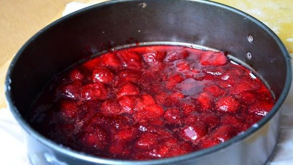 тарт с карамелизированной клубникой