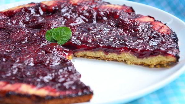 тарт с карамелизированной клубникой