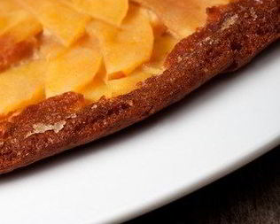 Тарт с карамелизованными яблоками