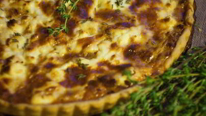 Тарт с луком, тимьяном и козьим сыром