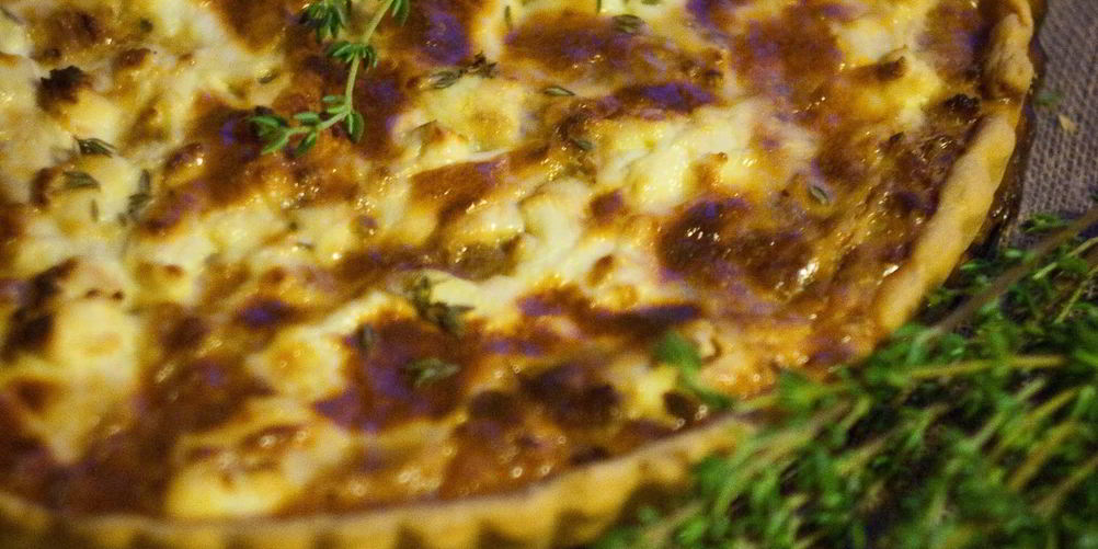 Рецепт тарт с луком, тимьяном и козьим сыром