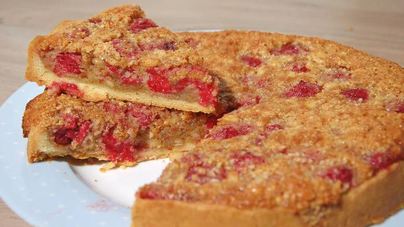 Тарт с малиной и кедровыми орешками