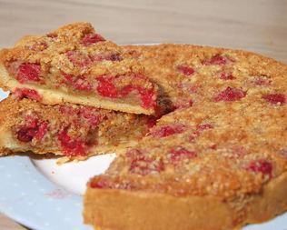 Тарт с малиной и кедровыми орешками