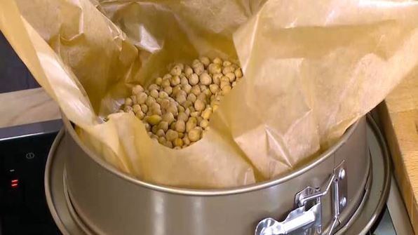 тарт с малиной и кедровыми орешками