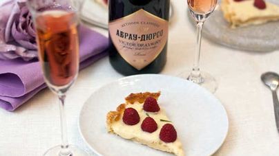 Тарт с малиной и розмариновым кремом