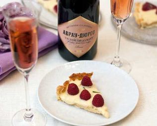 Тарт с малиной и розмариновым кремом