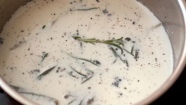 тарт с малиной и розмариновым кремом