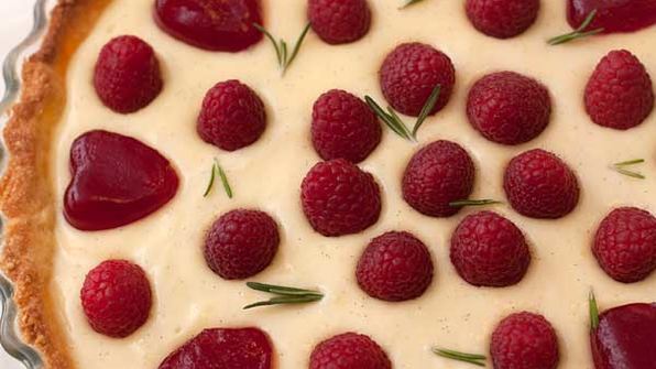 тарт с малиной и розмариновым кремом