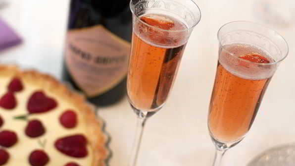 тарт с малиной и розмариновым кремом