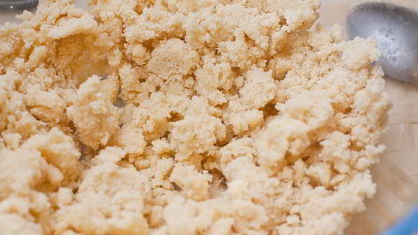 тарт с малиной и розмариновым кремом