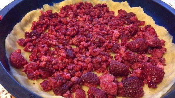 тарт с малиной и заварным медовым кремом