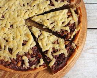 Тарт с вишней и грецкими орехами