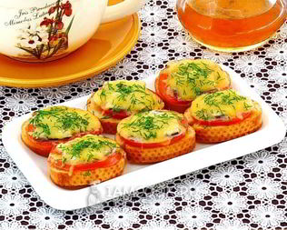 Тартинки с помидором, килькой и сыром