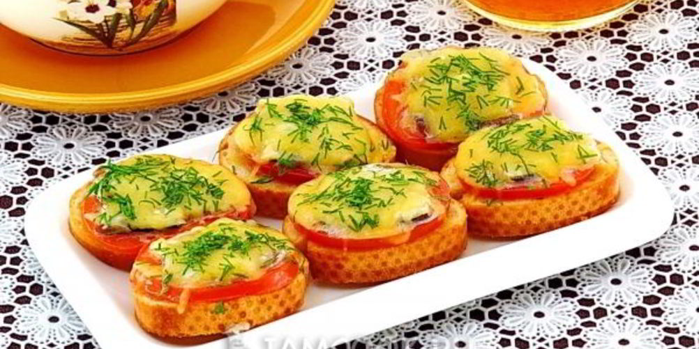 Рецепт тартинки с помидором, килькой и сыром