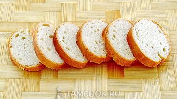 тартинки с помидором, килькой и сыром