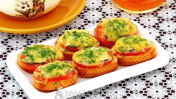 тартинки с помидором, килькой и сыром