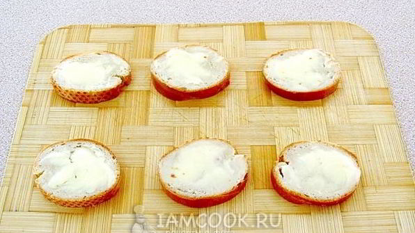 тартинки с помидором, килькой и сыром