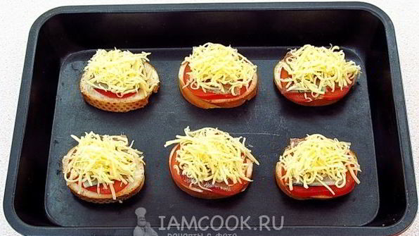 тартинки с помидором, килькой и сыром