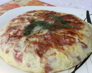 Тортилья де пататас с беконом и зеленью