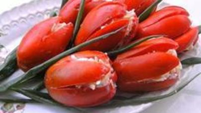 Тюльпаны из фаршированных томатов