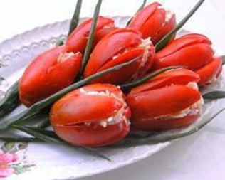 Тюльпаны из фаршированных томатов