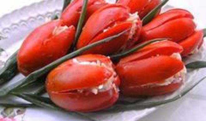 Тюльпаны из фаршированных томатов