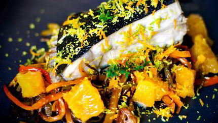 Тюрбо, запеченная в духовке, с перцами и апельсинами