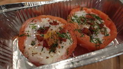 Яйца с беконом, запеченные в помидорах