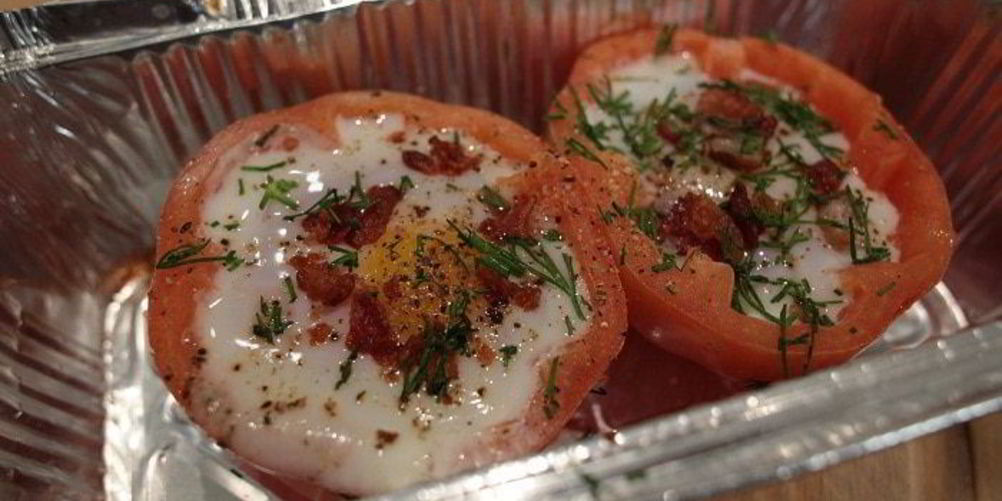 Рецепт яйца с беконом, запеченные в помидорах