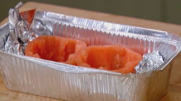 яйца с беконом, запеченные в помидорах