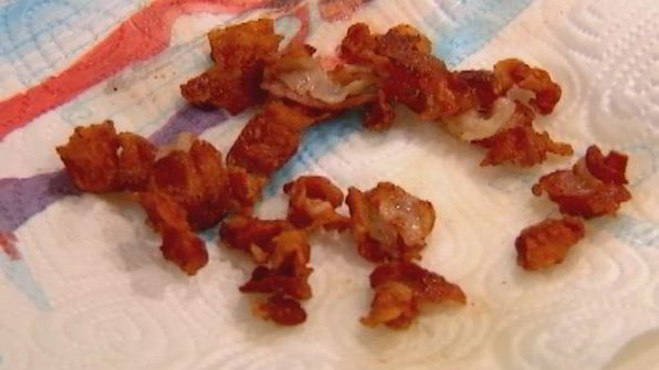 яйца с беконом, запеченные в помидорах