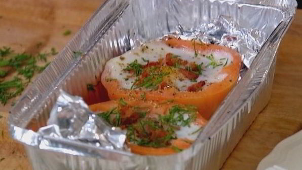 яйца с беконом, запеченные в помидорах