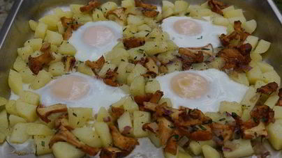 Яйца, запеченные с грибами и картофелем