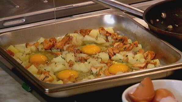 яйца, запеченные с грибами и картофелем